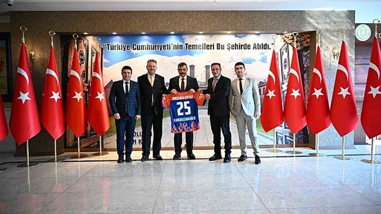 Kardelengücü''nden Vali Çiftçi''ye özel forma