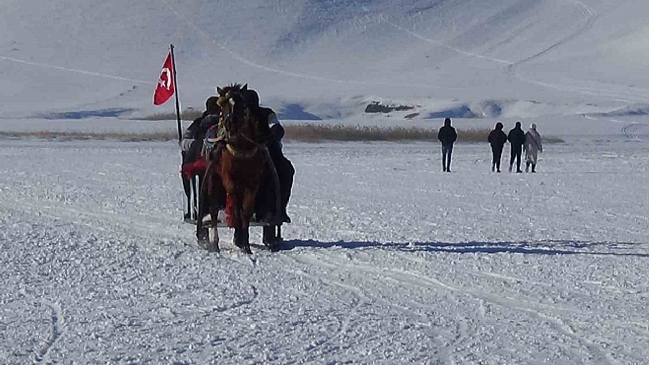 Kars''ta atlar buz üzerinde dörtnala