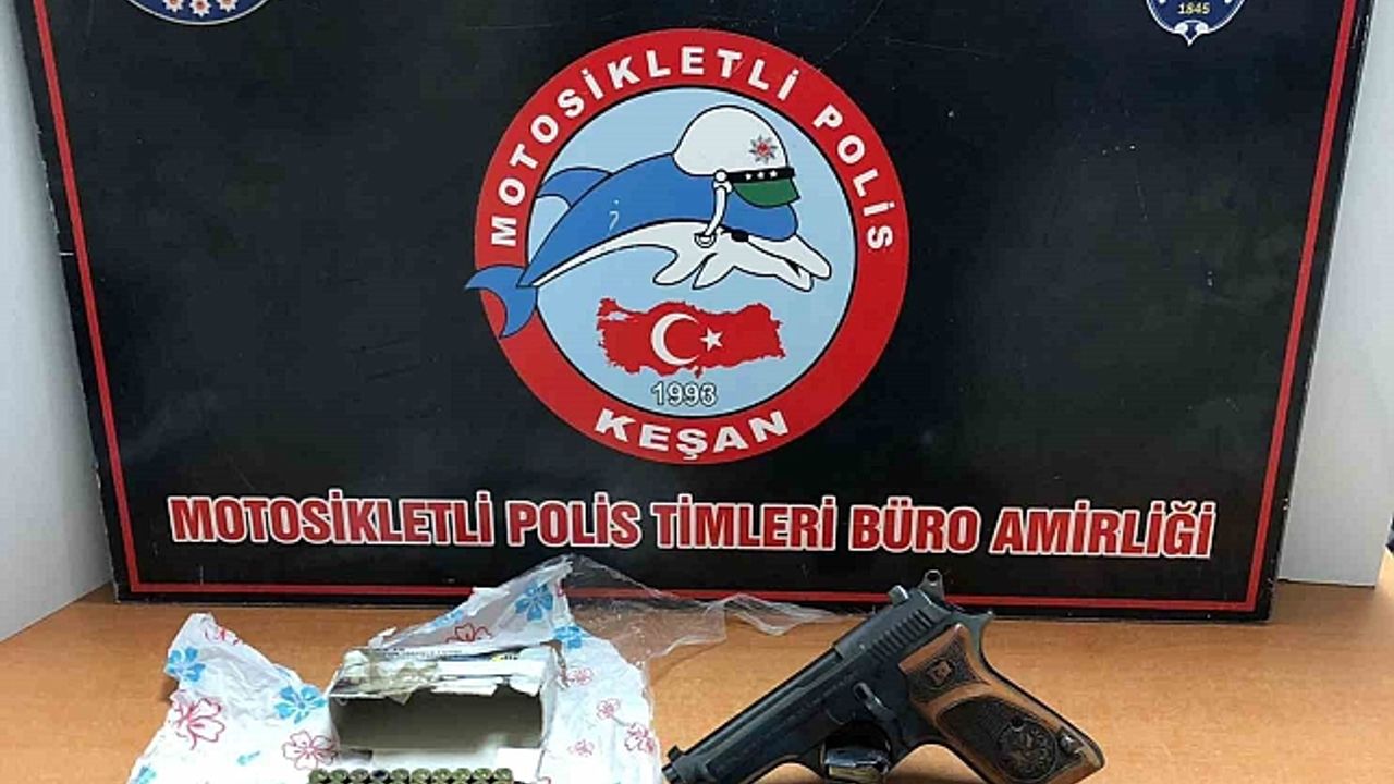 Keşan''da otomobilde yapılan kontrolde ruhsatsız tabanca ele geçirildi