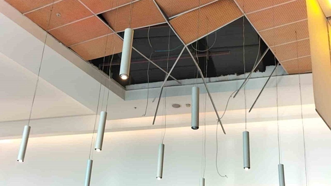 Korupark AVM''de tavan çöktü, yemek yiyenler ölümden döndü