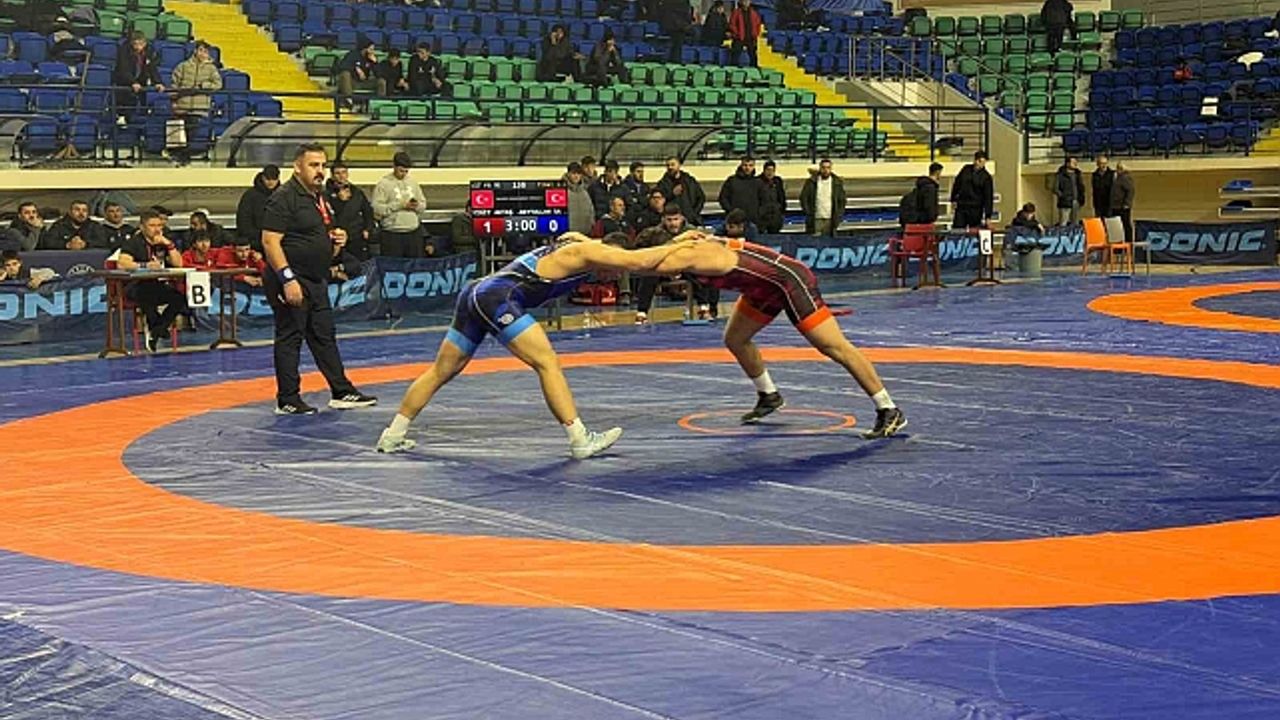 Kütahya''da U17 Türkiye Güreş Şampiyonası heyecanı