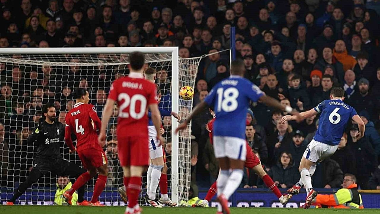 Liverpool derbisinde Everton 90+8''de puanı kaptı