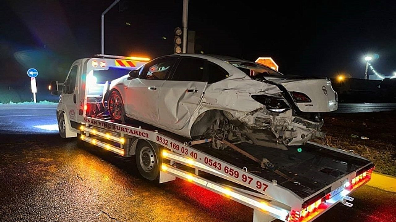 Mardin''de tır ile otomobil çarpıştı