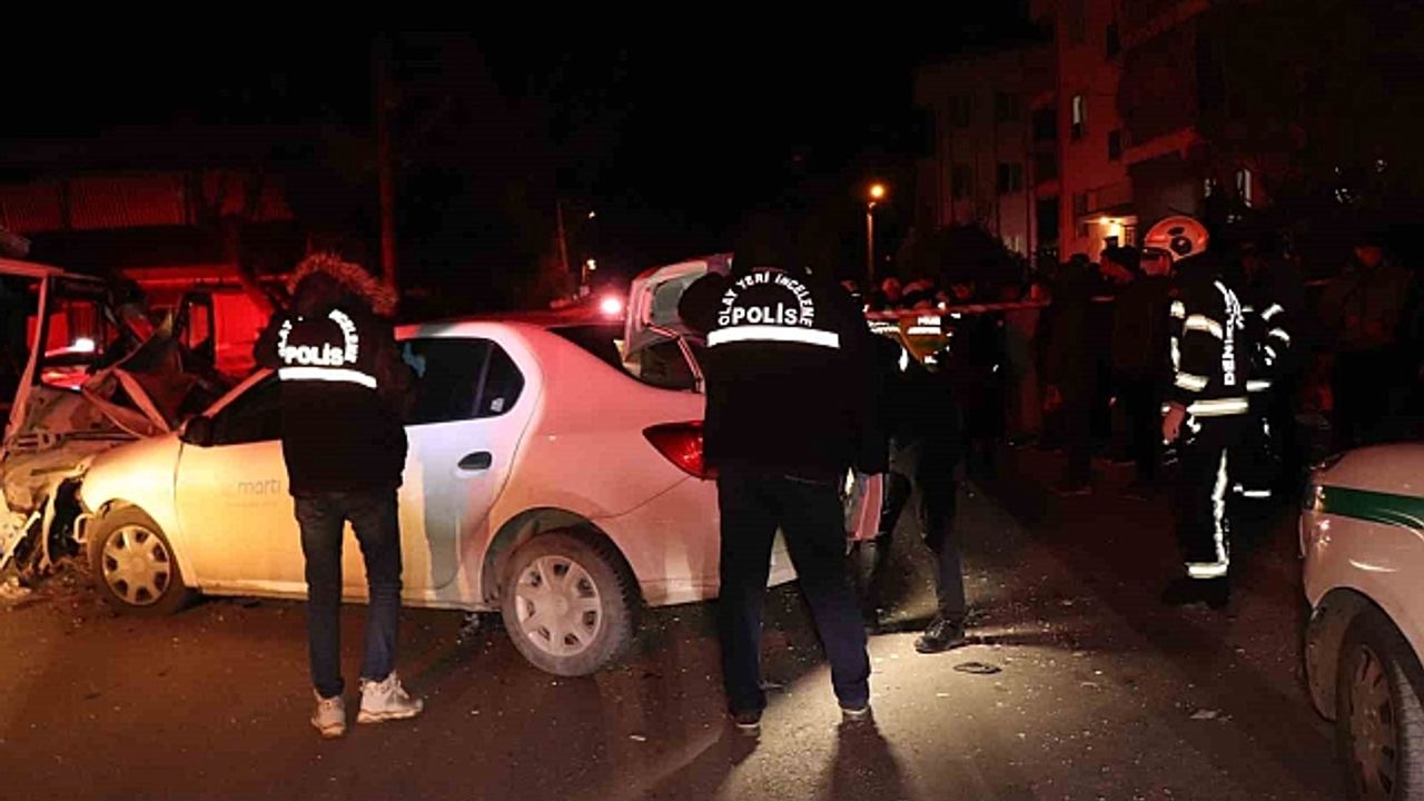 Otomobil, park etmeye çalışan kamyonete çarptı: 1 ölü, 4 yaralı