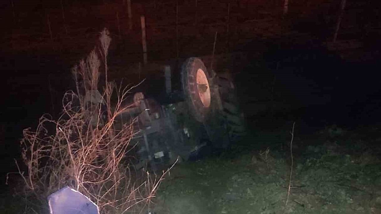 Otomobilin traktöre arkadan çarptığı kazada 2 kişi yaralandı