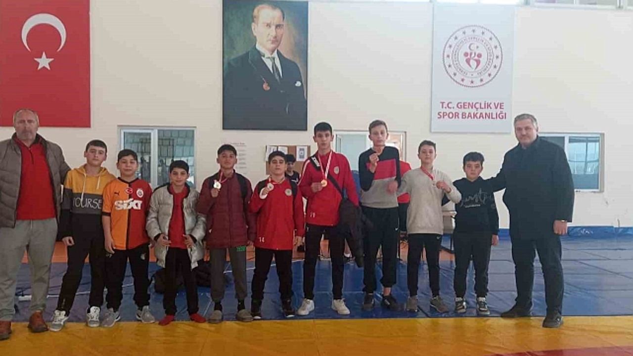 Sarıgöllü güreşçiler madalyaları topladı