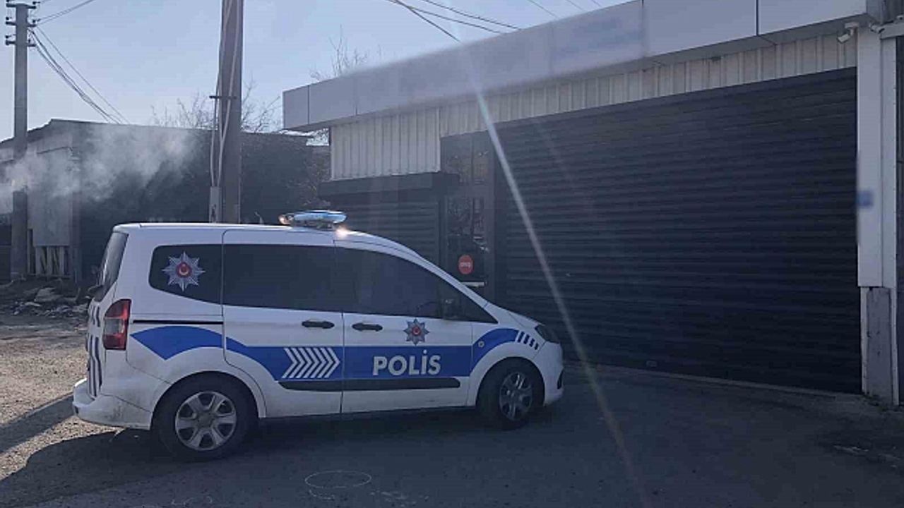 Tekirdağ''da yüzü maskeli şahıs iş yerine kurşun yağdırdı: O anlar kamerada