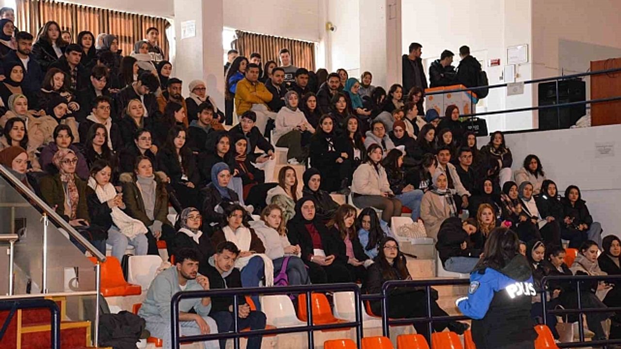 Üniversiteli öğrencilere ''Bağımlı Olma, Geleceğe Umut Ol'' eğitimi verildi