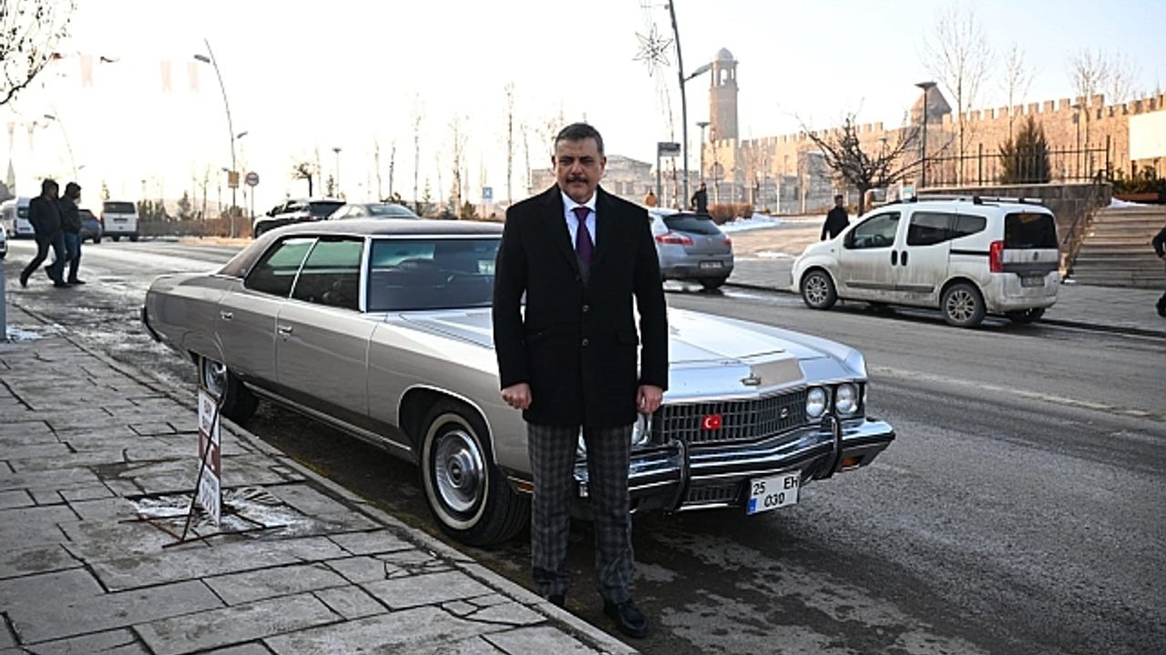 Vali Mustafa Çiftçi, Alparslan Türkeş''in aracıyla şehir turu attı