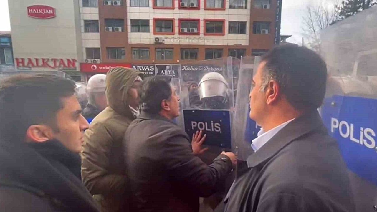 Van''da izinsiz yürüyüşte gerginlik: DEM Partili Mahmut Dindar polis kalkanını kırdı