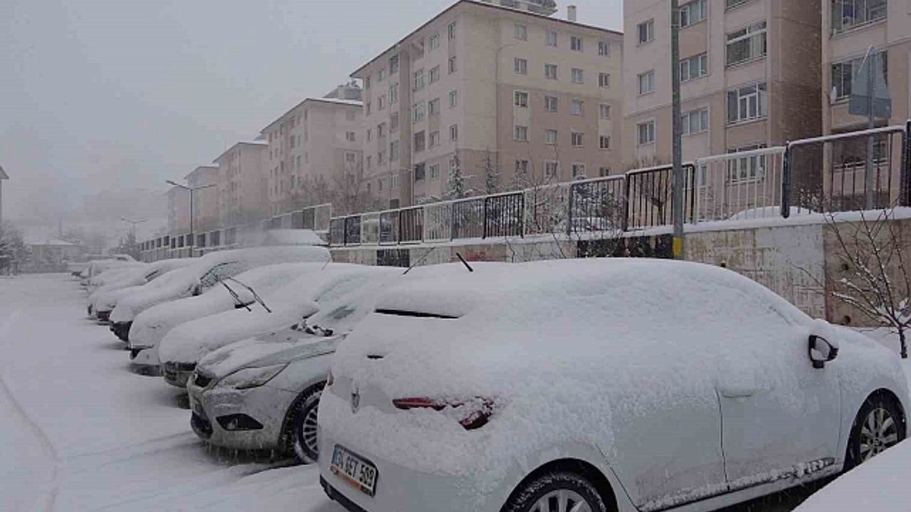 Van''da kar esareti: Uçak seferleri iptal oldu, 560 yerleşim yerine ulaşım sağlanamıyor