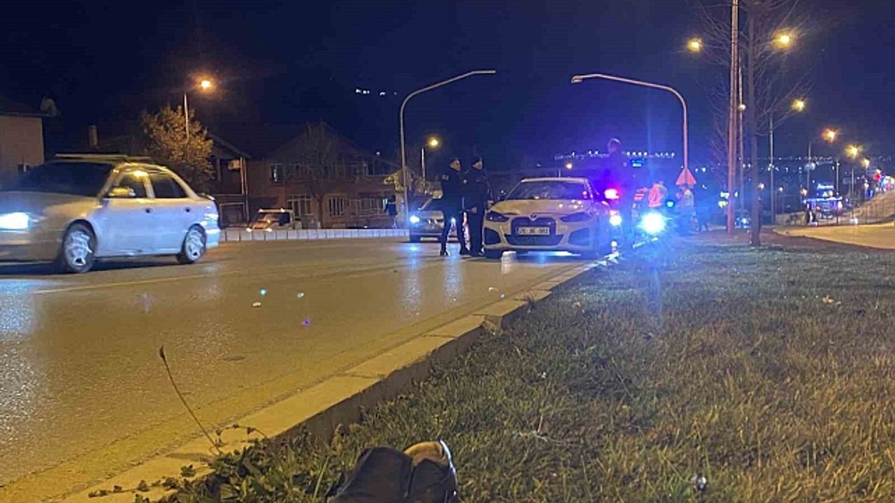 Yolun karşısına geçmeye çalışan yaşlı adam otomobilin çarpması sonucu öldü