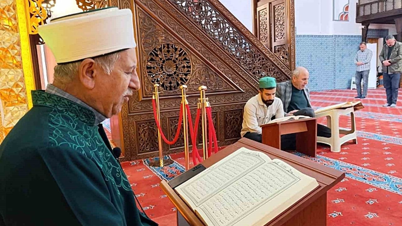455 yıllık tarihi camide asırlık mukabele geleneği sürüyor