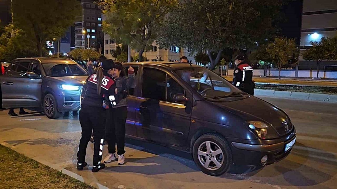 Adana''da polis kenti adeta ablukaya aldı, 106 suçlu yakalandı