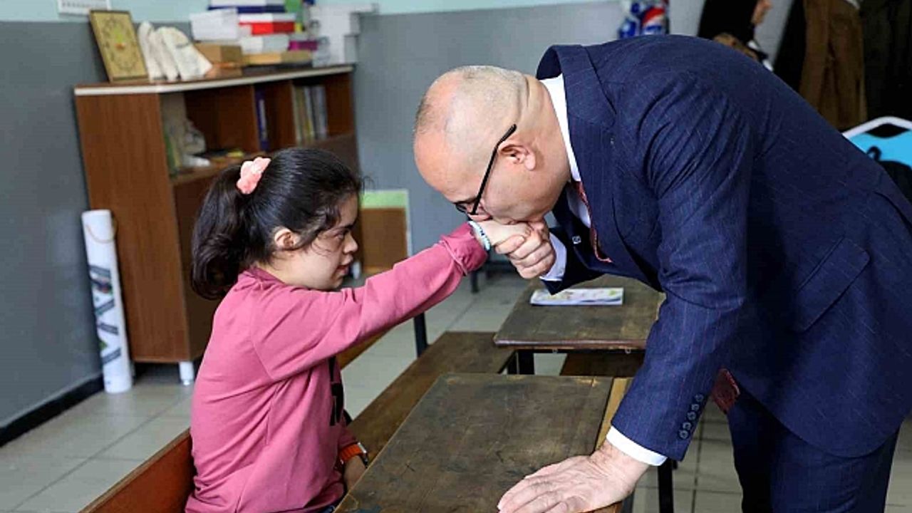 Ağrı Valisi Koç, öğrenci daveti üzerine İMKB Gazi Ortaokulu''nu ziyaret etti