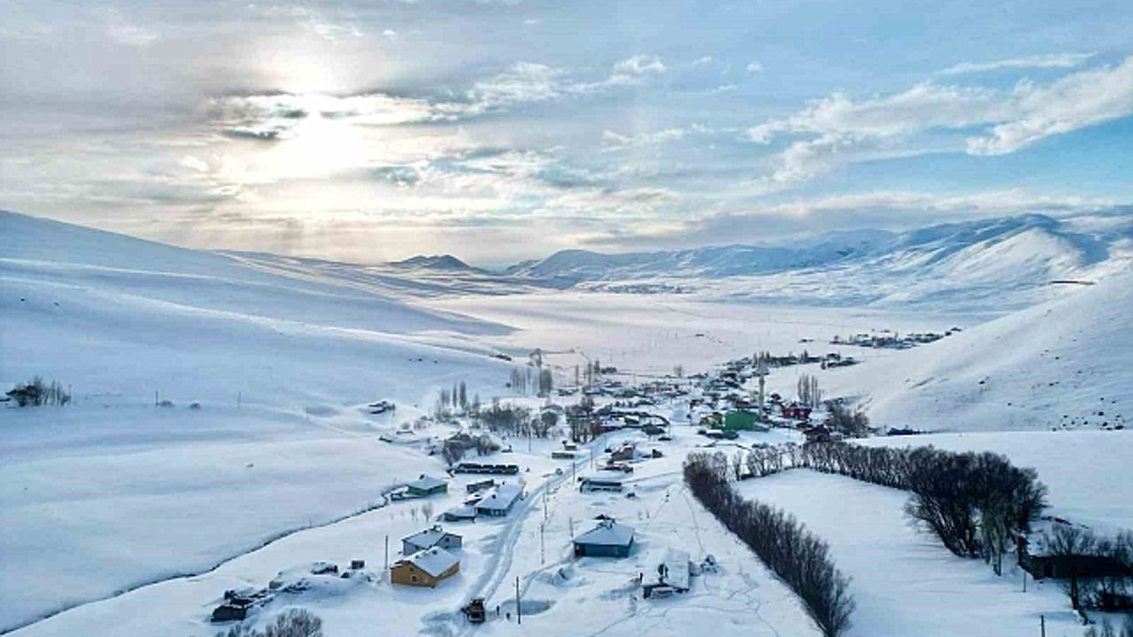 Ağrı''da kar yağışının ardından güneş açtı, ortaya kartpostallık görüntüler çıktı