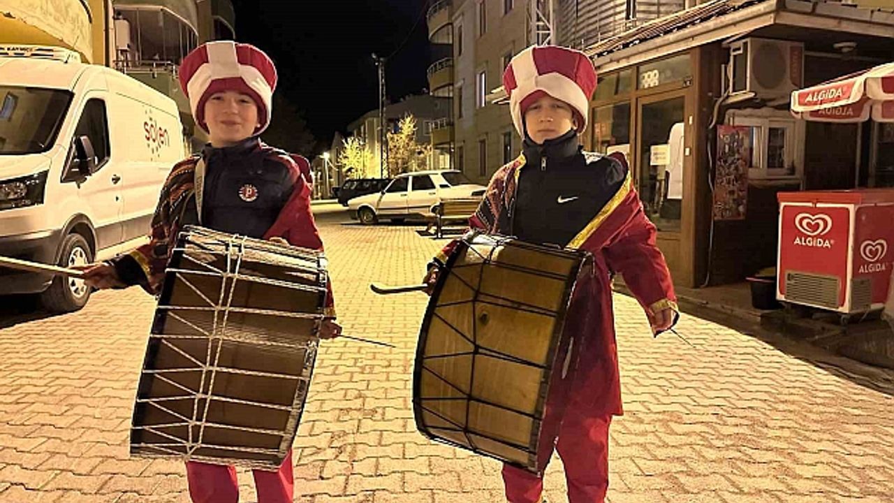 Artvinliler''i sahura minik davulcular uyandırdı