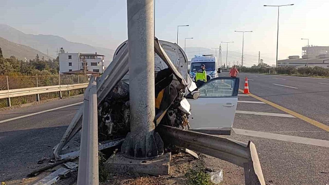 Aydınlatma direğine çarpan suv hurdaya döndü: 2 yaralı