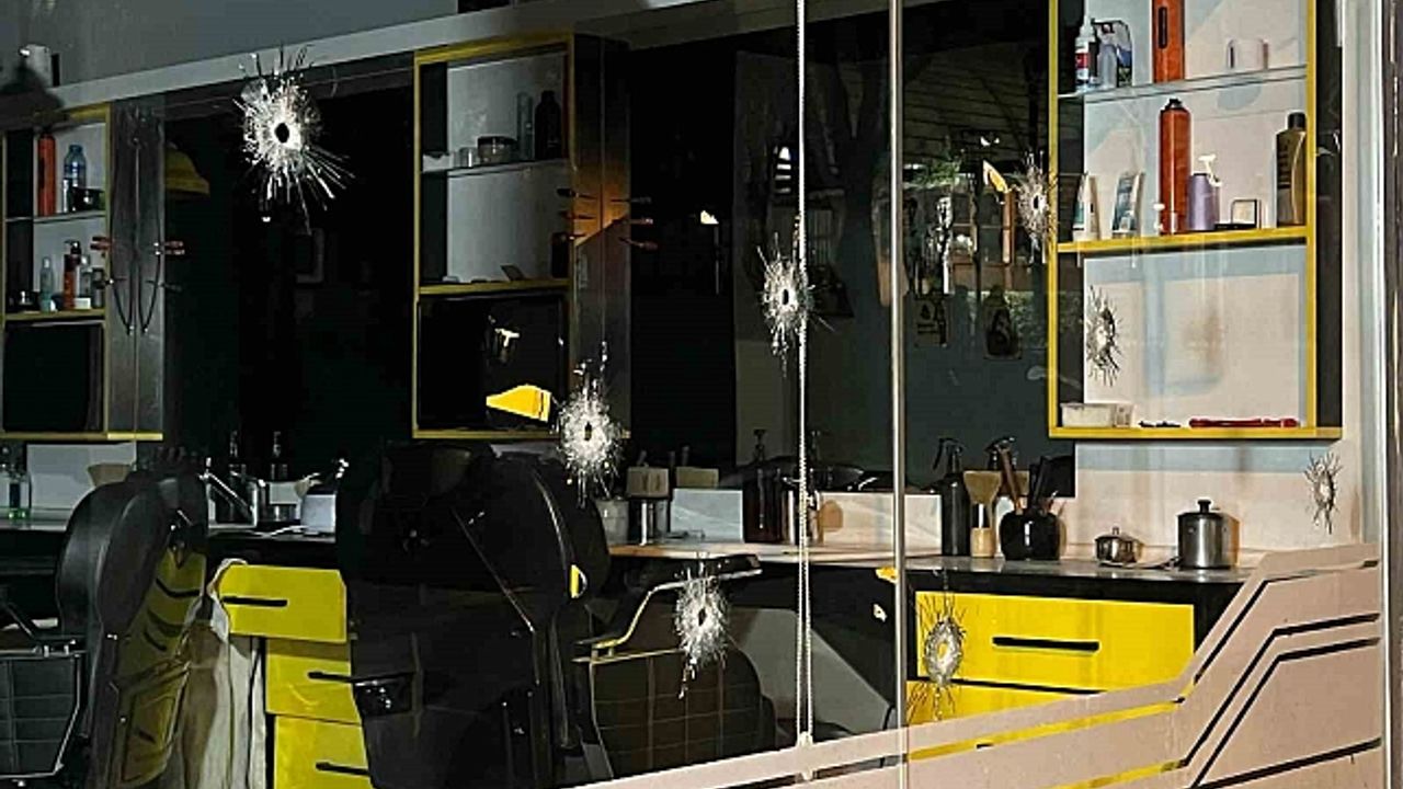 Bağcılar''da berber dükkanı kurşunlandı: 1 ağır yaralı