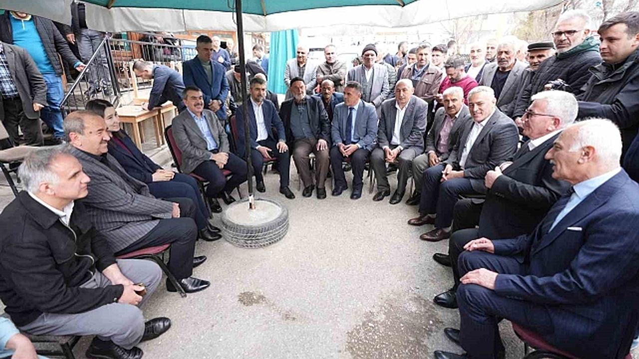 Bakan Tekin, Uzundere''de esnafın bayramını kutladı
