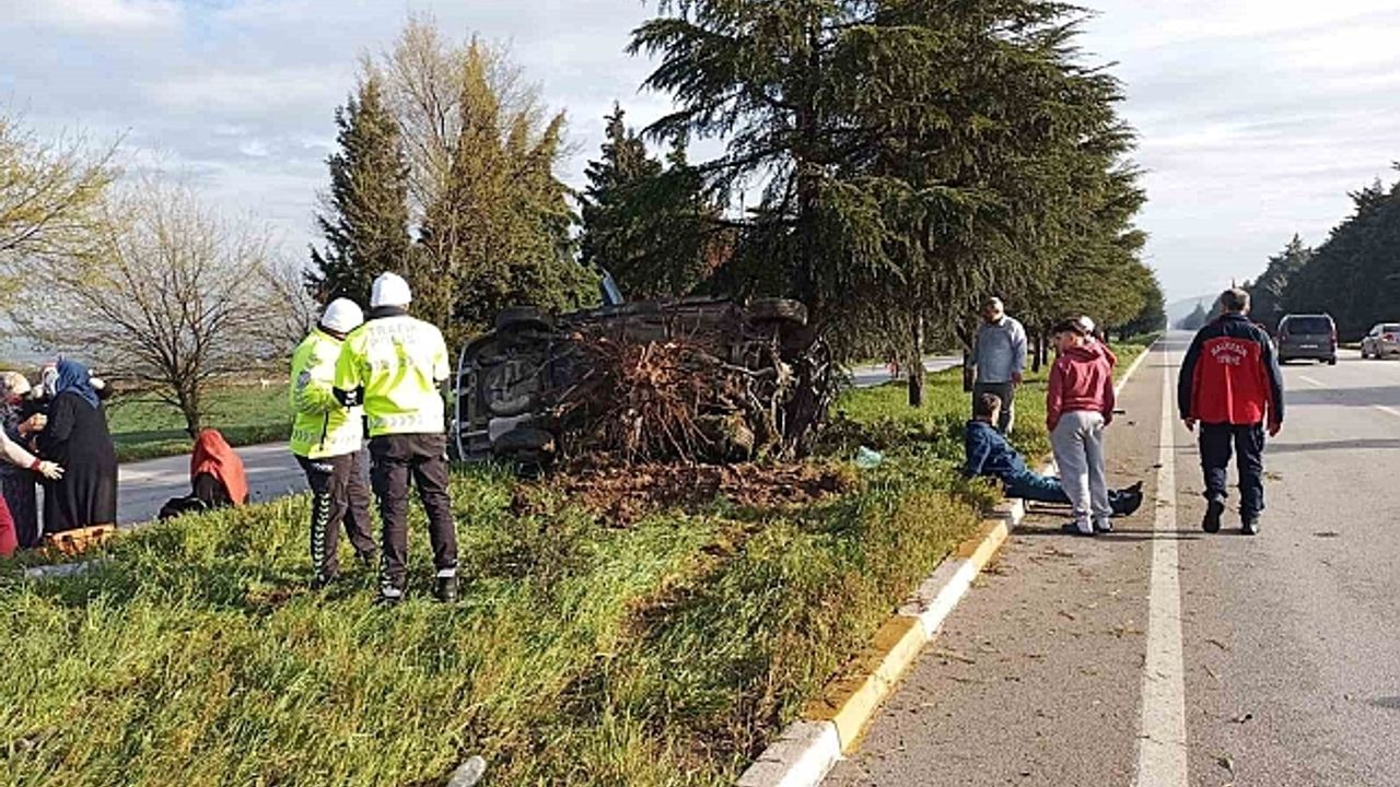 Balıkesir''de takla atan araçtaki 5 kişi yaralandı