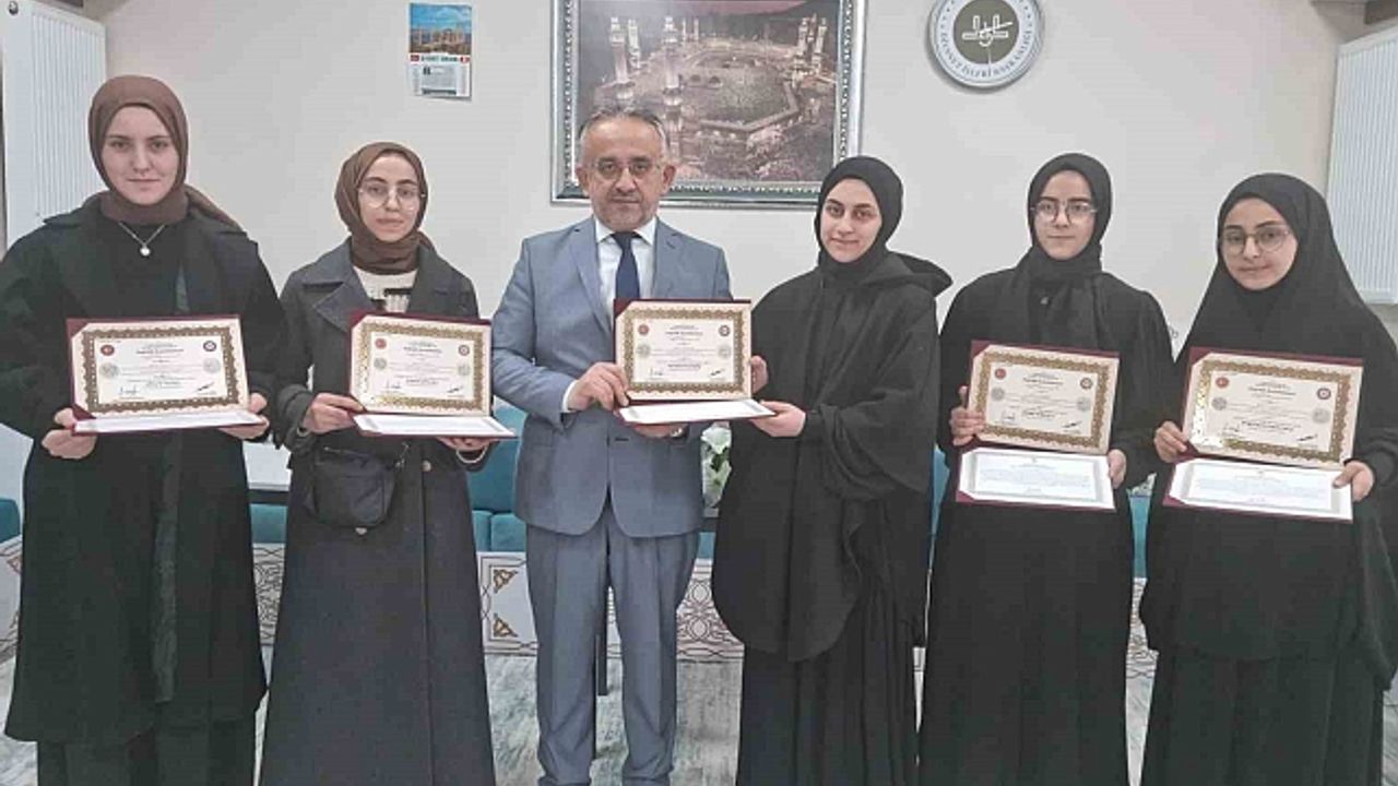 Bayburt''ta hafızlar belgelerine kavuştu