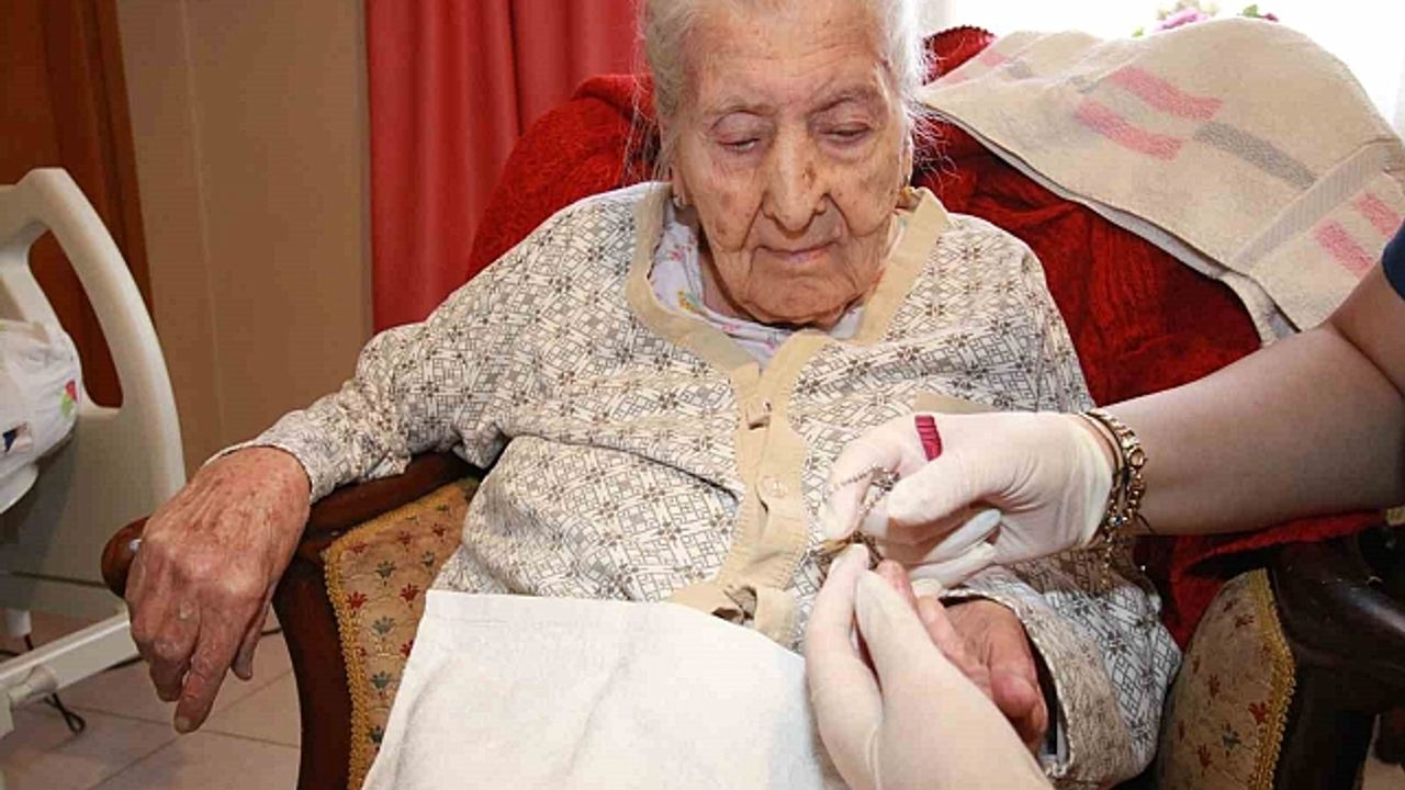 Bir asırlık ömre evde bakım hizmeti