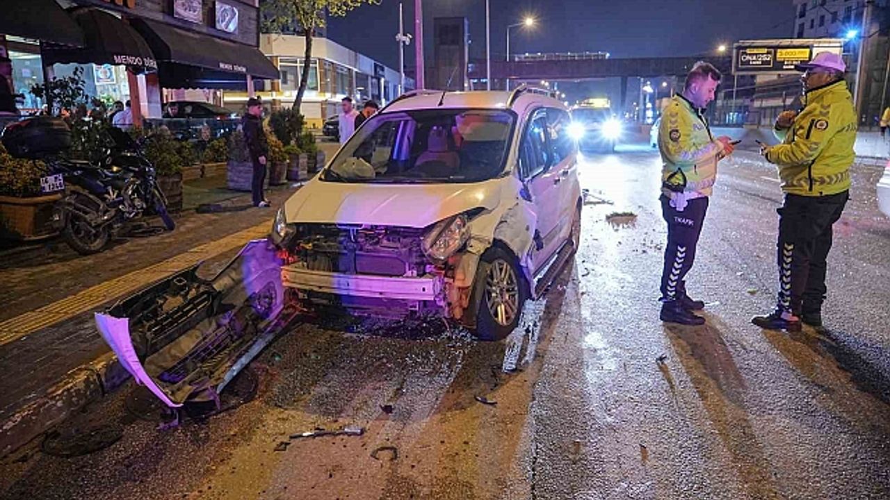 Bursa''da 4 aracın karıştığı kazada 3 kişi yaralandı