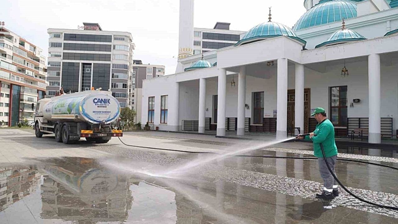 Canik''te camilerde bayram temizliği