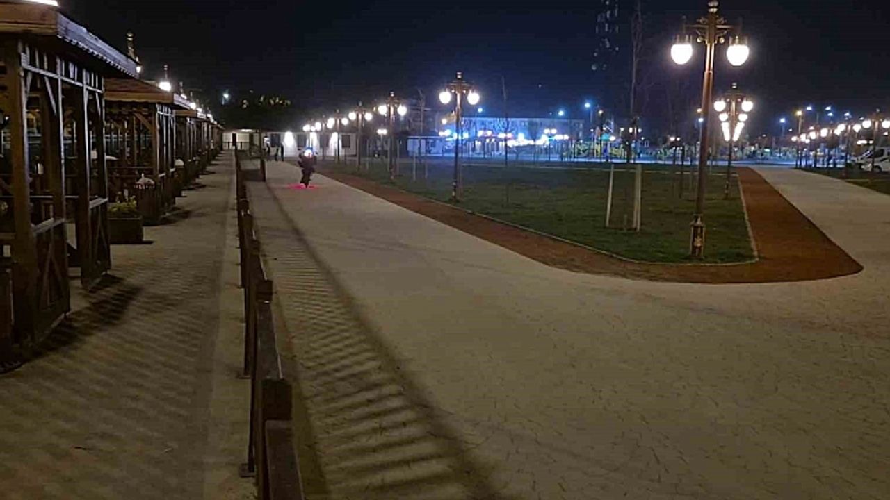 Çocuk parkında yaptıkları akrobatlık pahalıya patladı
