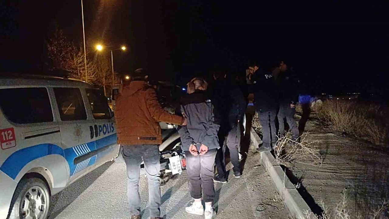 Çorum''da haraketli dakikalar: Polisten kaçan motosikletli şahıslar kovalamacayla yakalandı