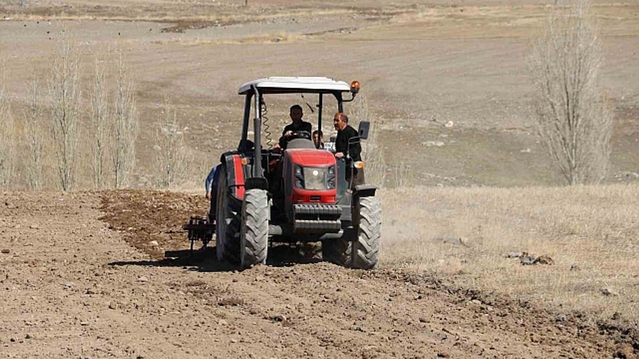Diyadin''de tarla sürme çalışmaları başladı.