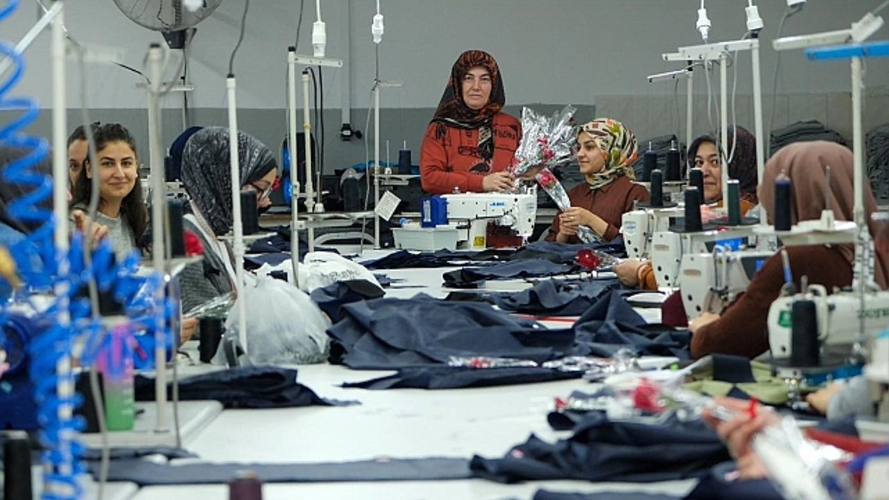 Erzincan Belediyesinde kadınlara çiçek takdimi