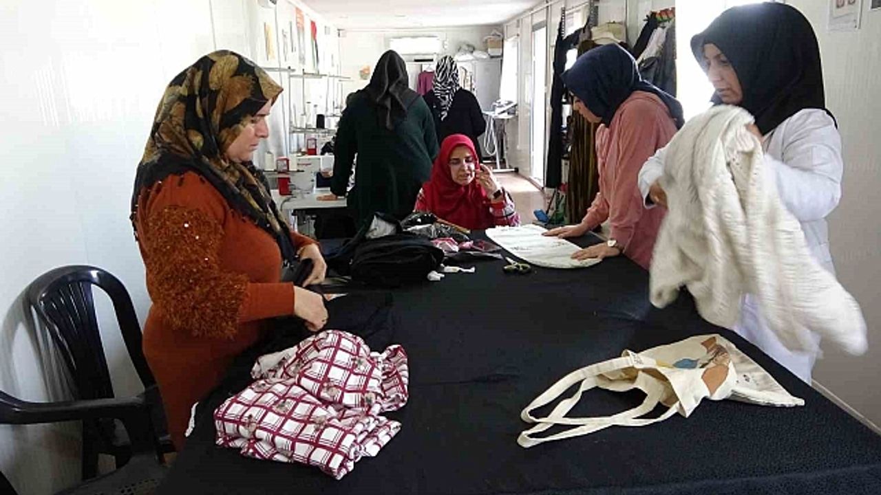 Eşini ve evladını depremde kaybetti ama hayattan kopmadı