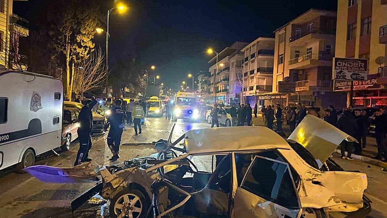 Fiat Tofaş otomobil, park halindeki araçlara çarpıp hurdaya döndü: 1''i ağır 2 yaralı
