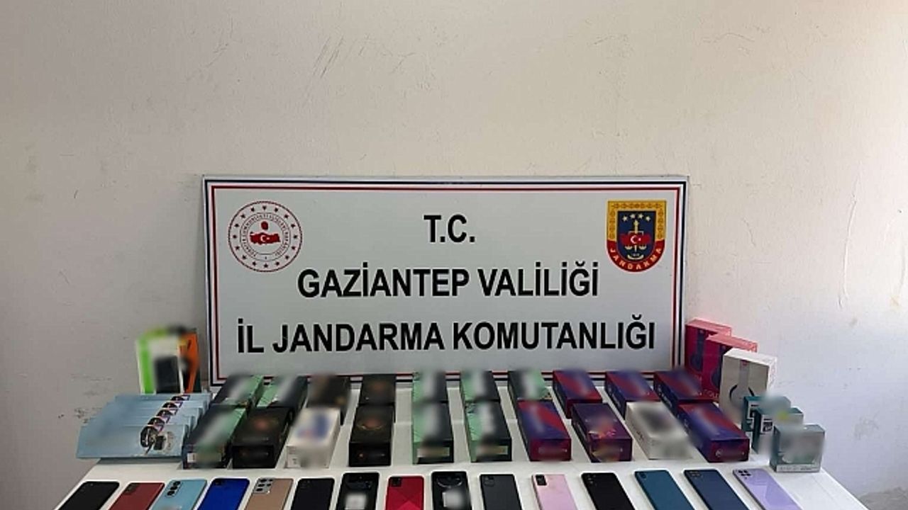 Gaziantep''te 2 milyon TL değerinde kaçak telefon ve saat ele geçirildi: 2 gözaltı