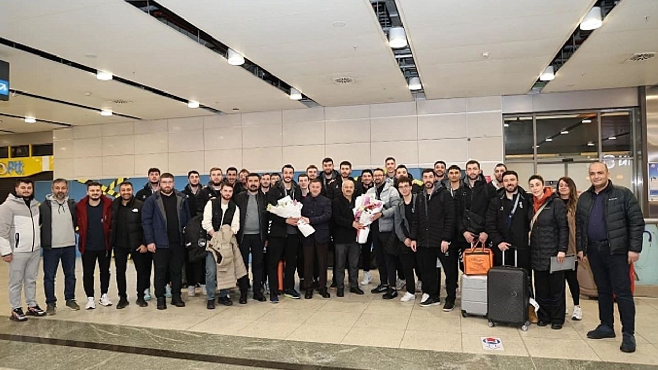 Gebze''nin voleybol takımı çiçeklerle karşılandı