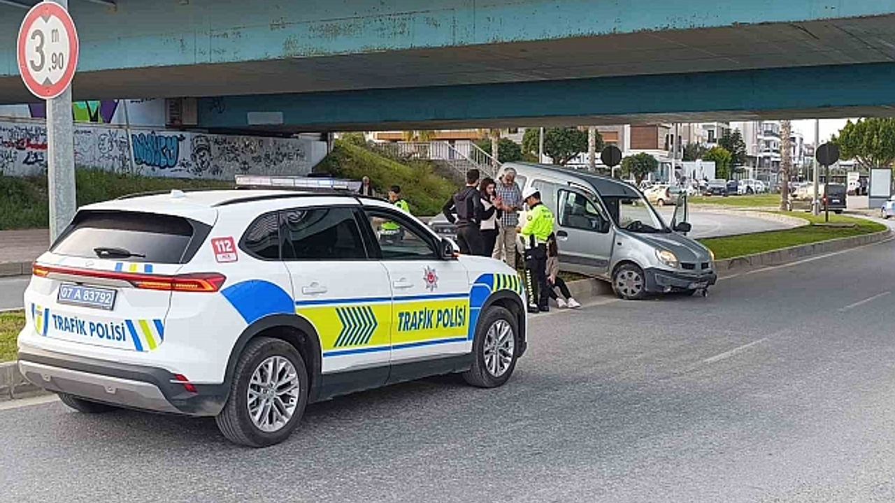 Hafif ticari araç refüje çıktı: 1 yaralı