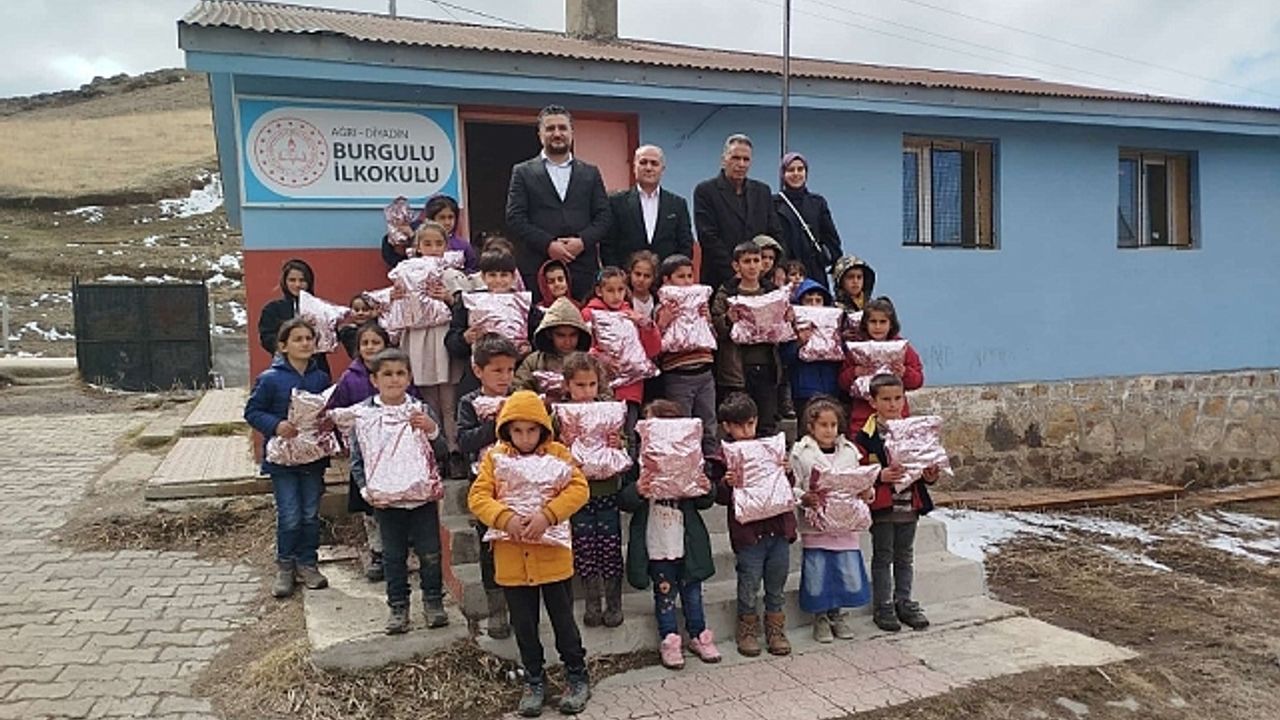 Hayırsever vatandaşlardan öğrencilere bayram hediyesi