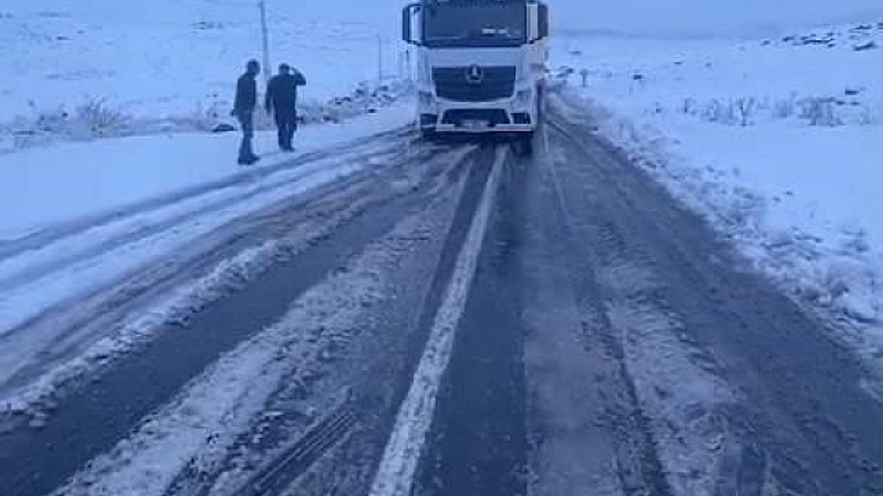 Kars-Ardahan karayolunda yoğun kar yağışı etkili oldu; Tırlar yolda kaldı