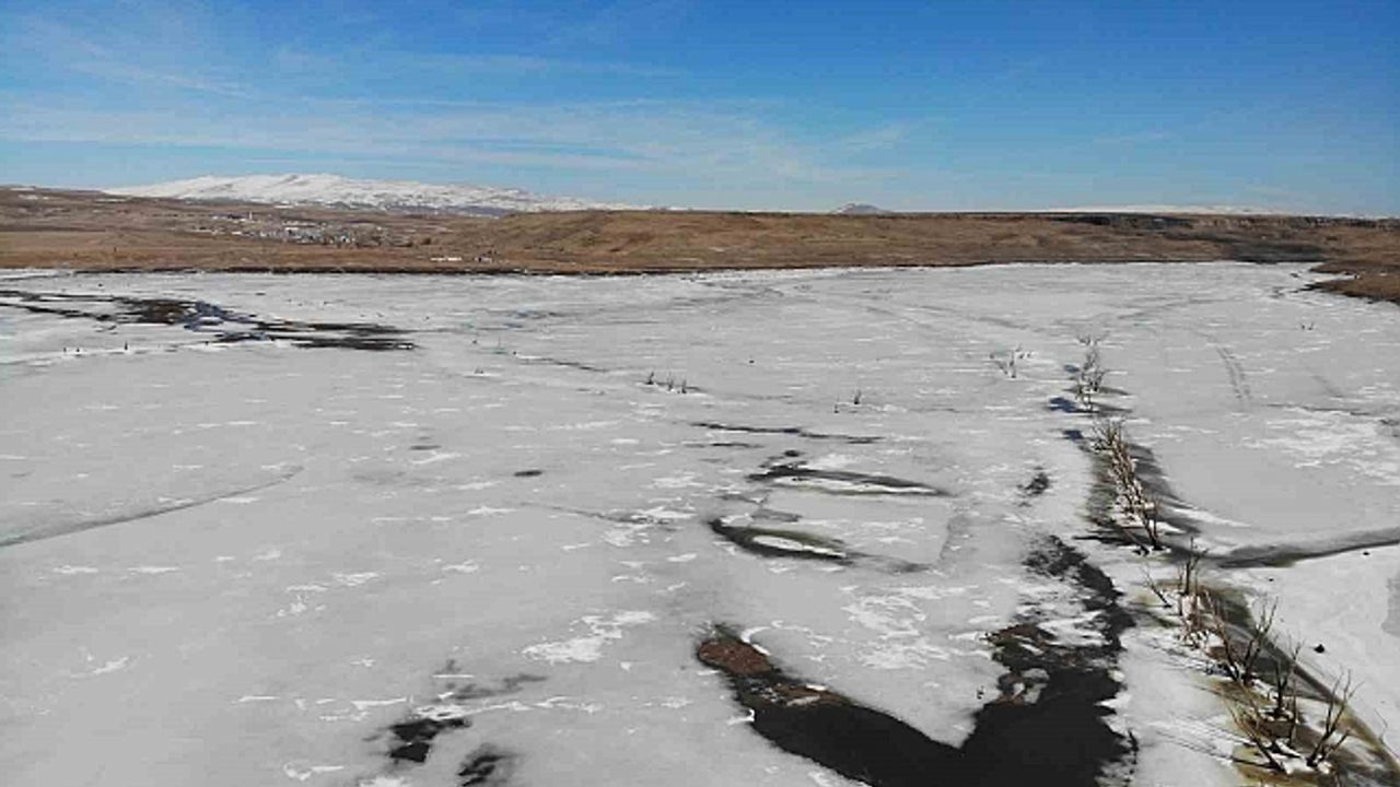Kars Barajı Gölü''nde buzlar çözülmeye başladı
