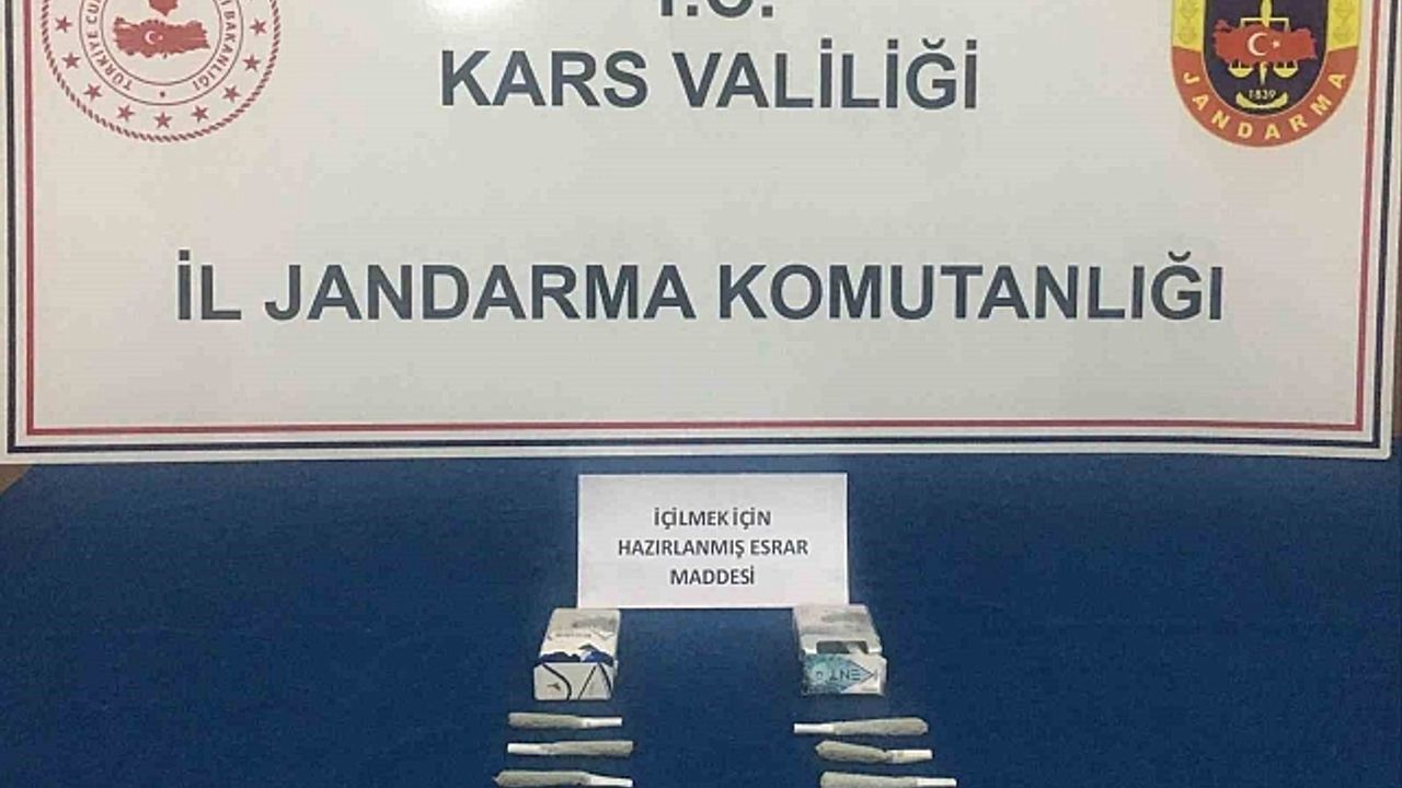Kars''ta İranlıların sigara paketine sakladığı uyuşturucu jandarmaya takıldı