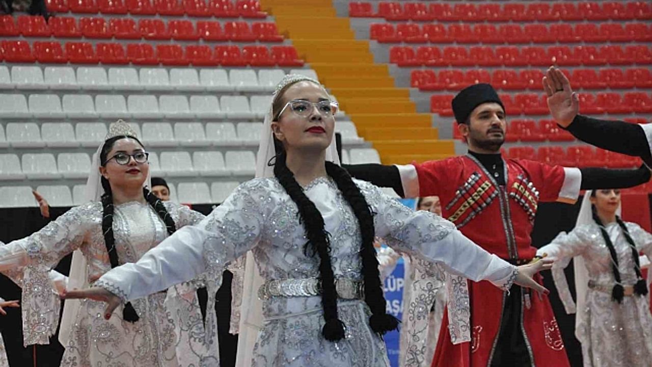 Kars''ta Kafkas rüzgarı: Kulüpler arası folklor yarışması yapıldı