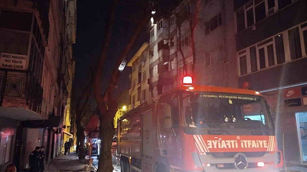 Kartal''da 6 katlı binada korkutan yangın