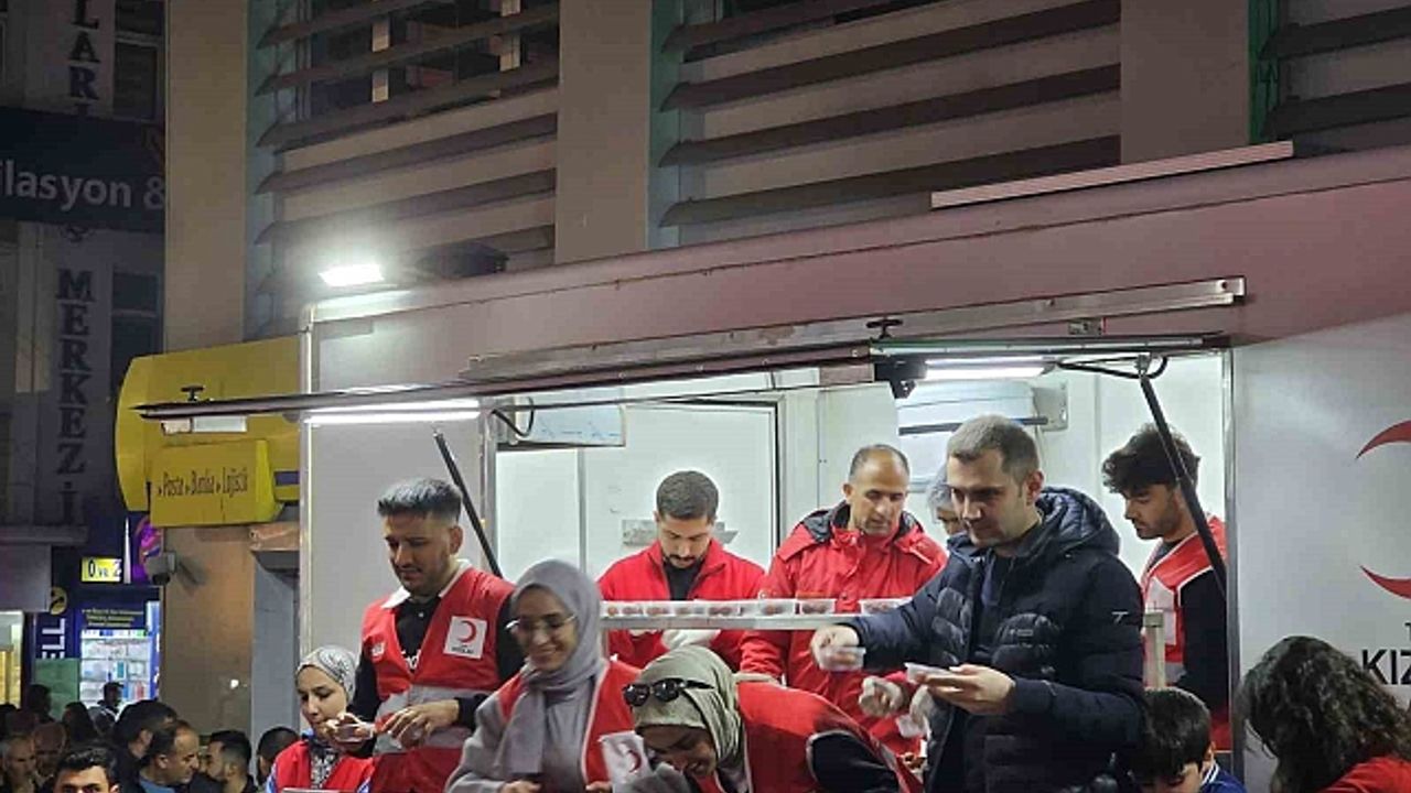Kızılay Ağrı Şubesi, Kadir Gecesi''nde vatandaşlara lokma dağıttı