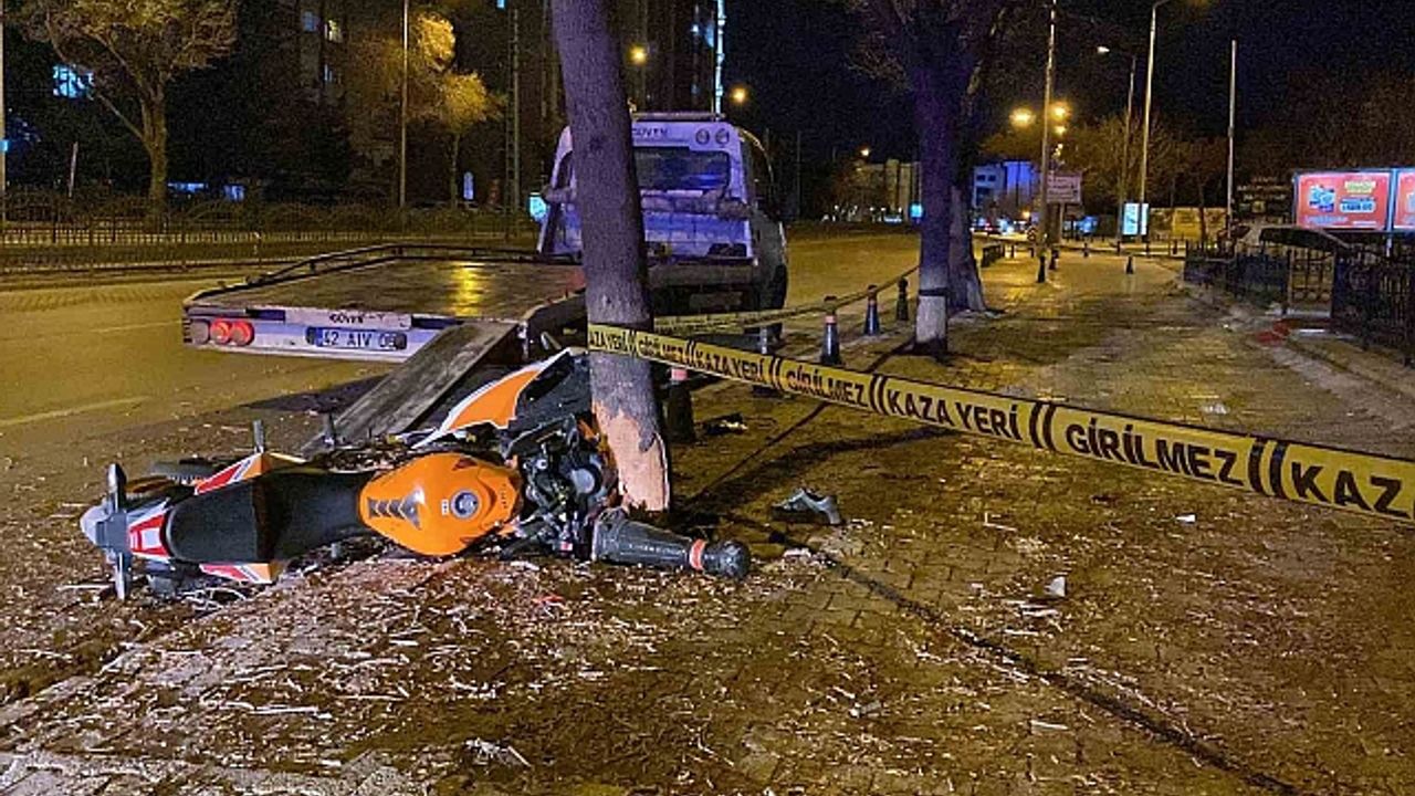 Konya''da kontrolden çıkan motosiklet ağaca çarptı: 1''i ağır 2 yaralı
