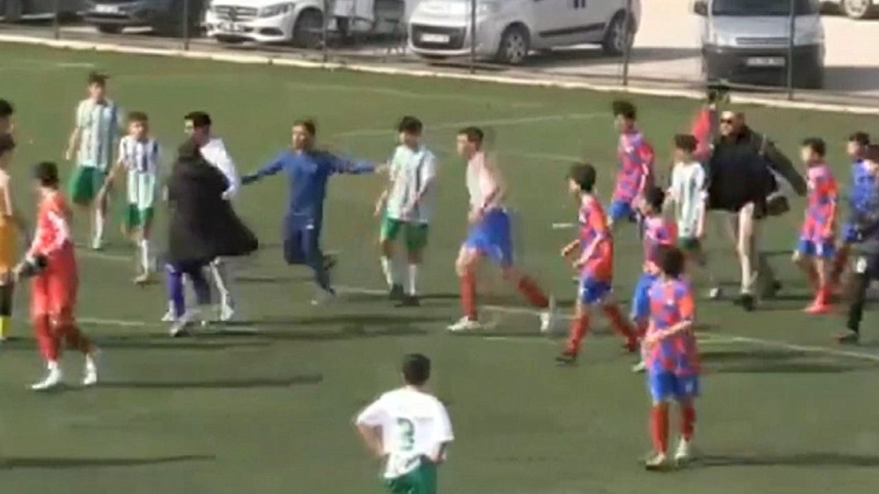 Maçın bitiş düdüğüyle birlikte futbolcu, teknik heyet ve taraftarlar birbirine girdi