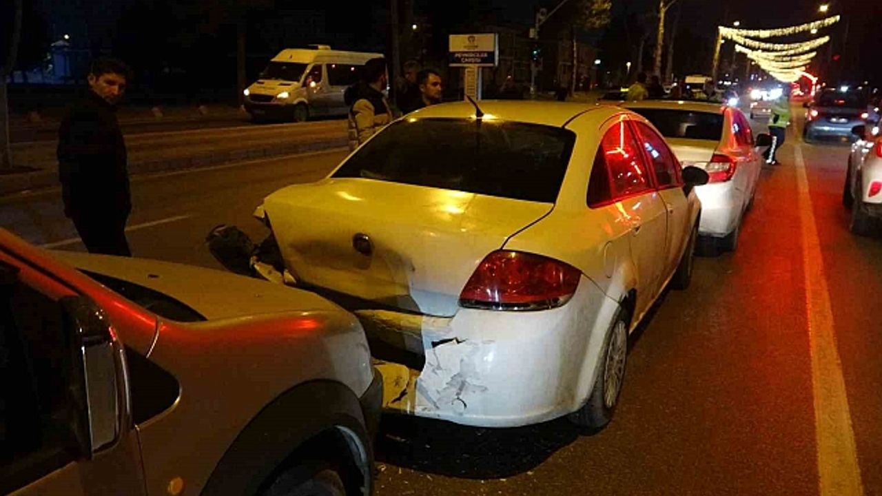 Malatya''da 4 araç birbirine girdi: 1 yaralı