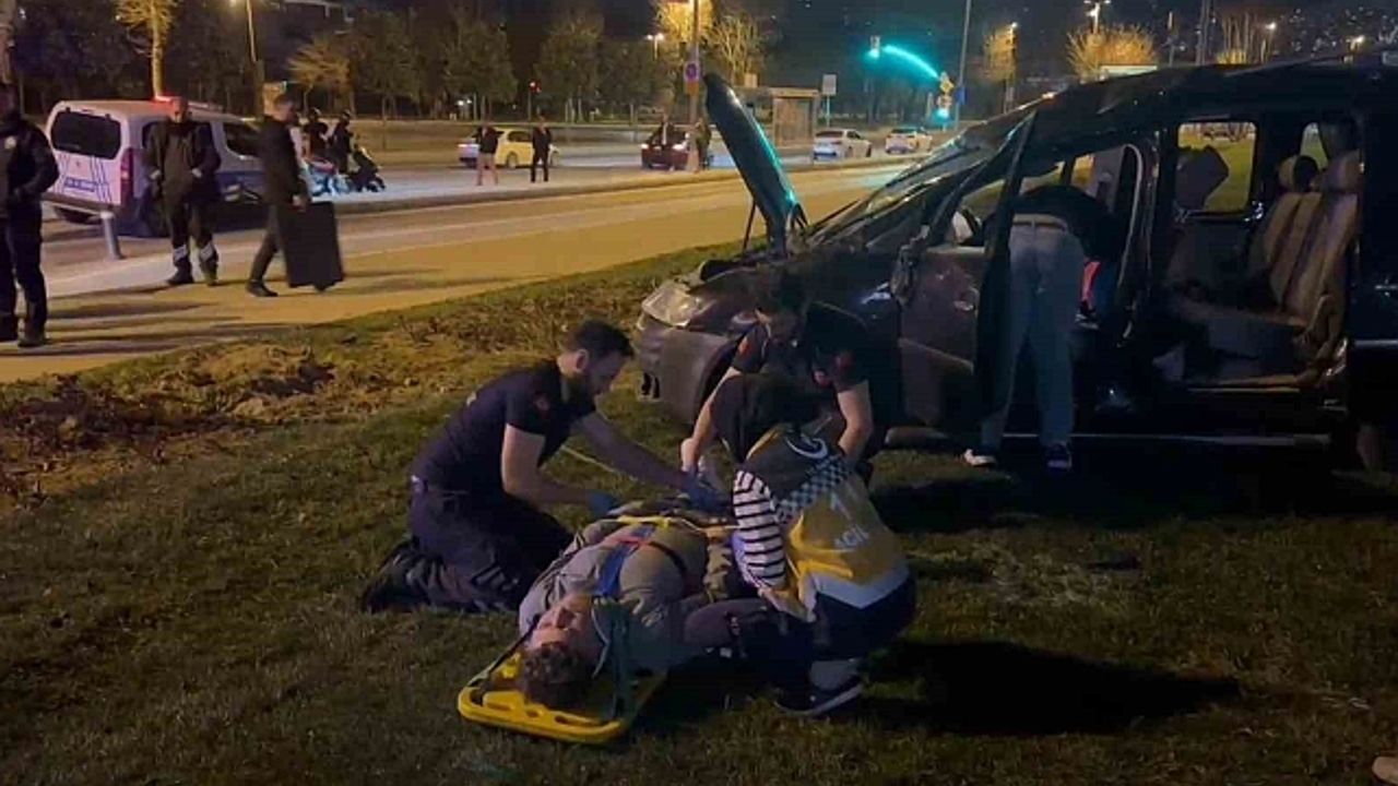 Maltepe''de hafif ticari araç takla attı: 4 yaralı