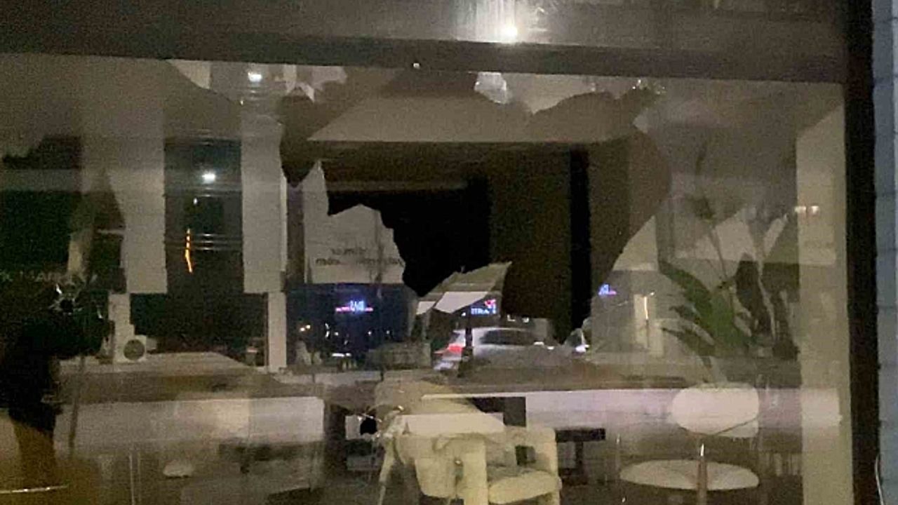 Motosikletli şahıs mağaza camını taşla kırdı